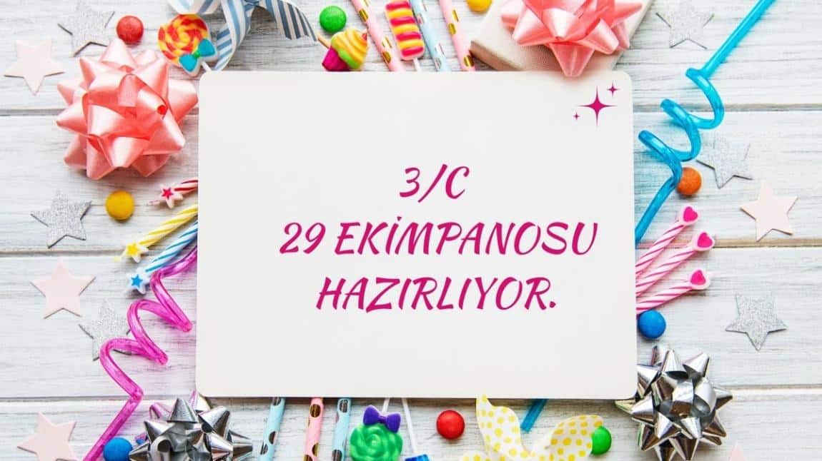 3/C SINIFI 29 EKİM PANOSU HAZIRLIYOR.